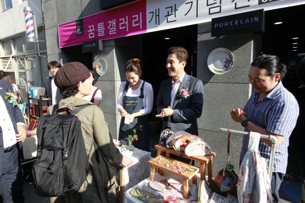 프리마켓에 함께한 이강덕 포항시장.jpg